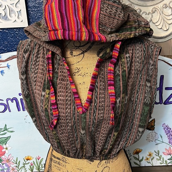 BOHO CROP COLORFUL TOP WITH HOOD - Picture 2 of 16